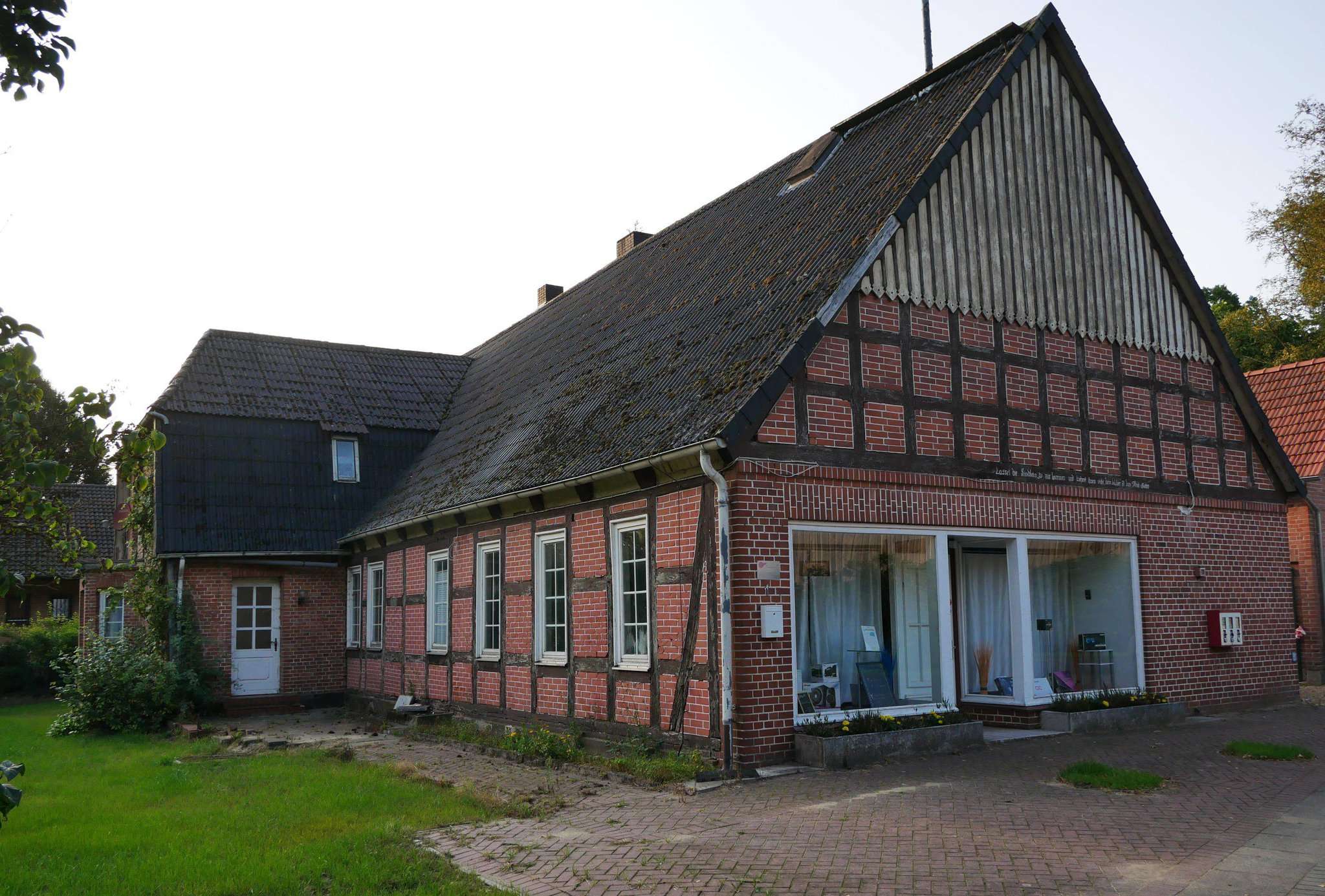 Die ehemalige Dorfschule in Nindorf Ende August vergangenen Jahres: Der Bauausschuss der Stadt Visselhövede gab einer Förderung aus dem Stadtsäckel in Höhe von 18.000 Euro grünes Licht. Foto: Karen Bennecke