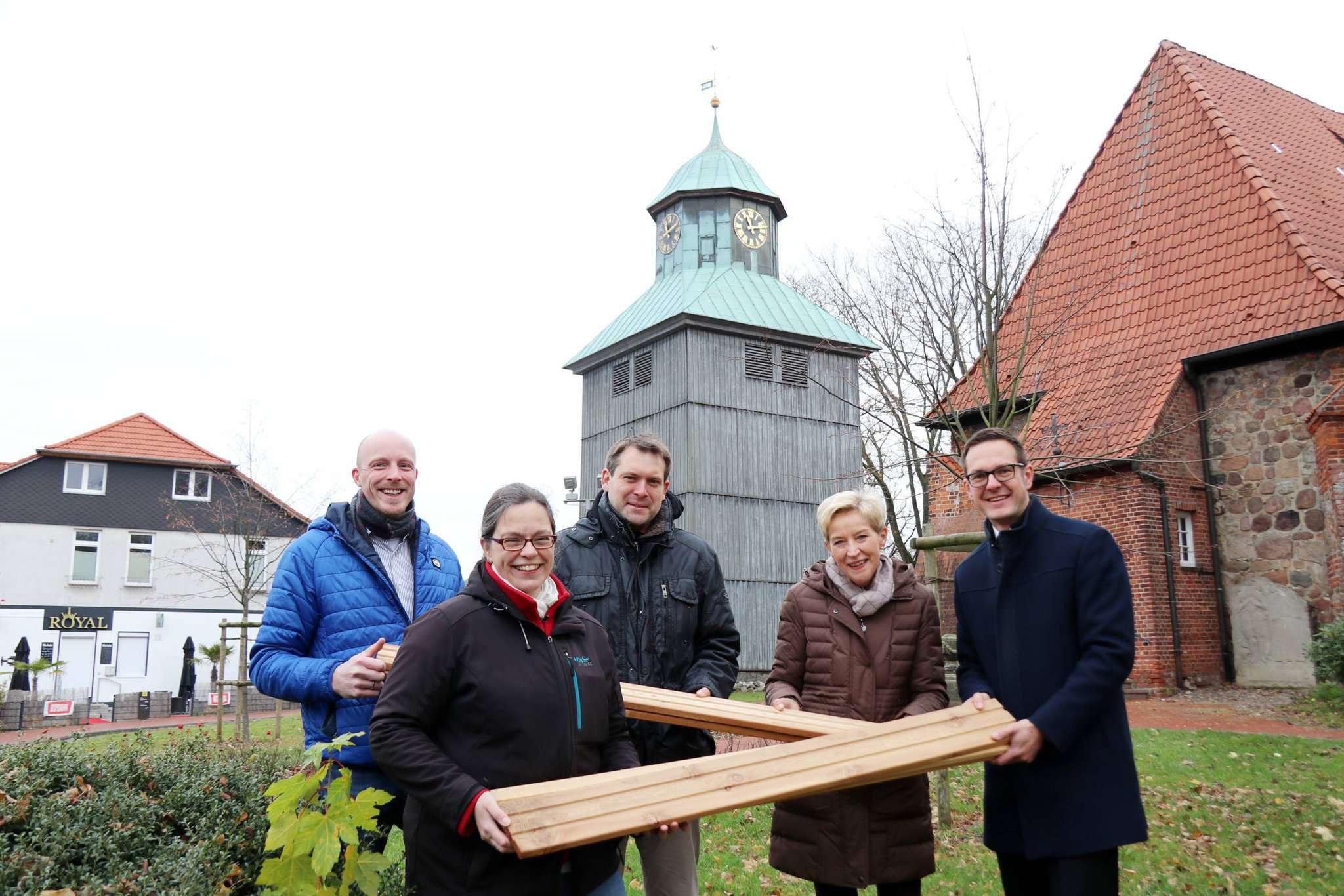 Hauke Pralle (von links), Karin Stöckmann und Florian Hemme freuen sich, dass die Kirchengemeinde unter anderem dank Rita Gerke und Andru00e9 Pannier von der Volksbank, die die letzten 