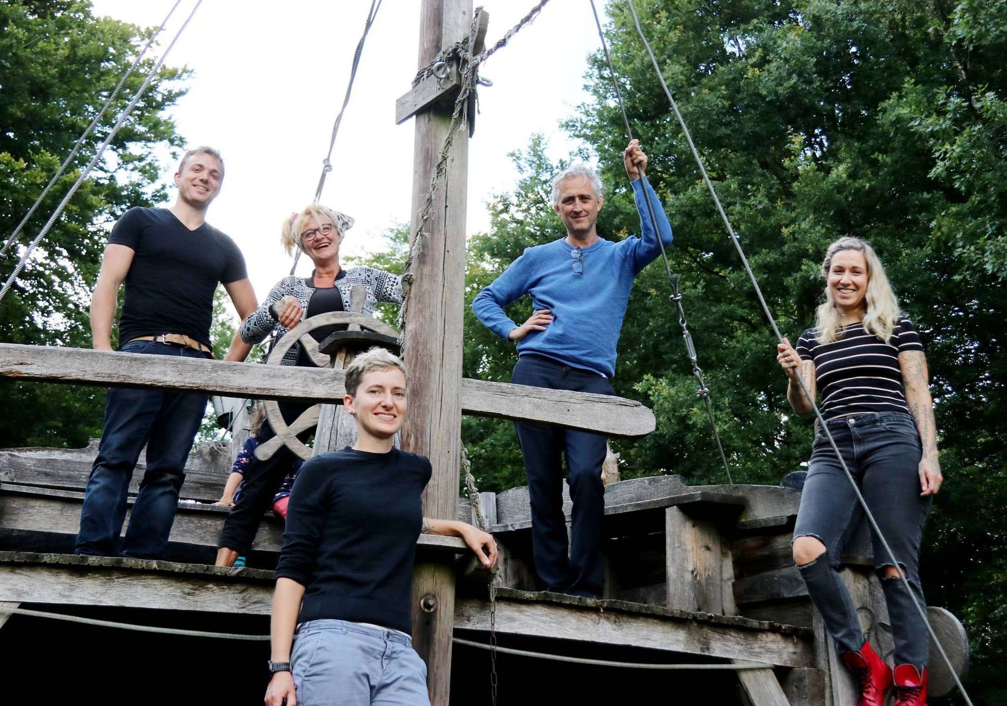 Moritz von Zeddelmann (von links), Karin Schroeder, Katja Müller, Michael Bandt und Zsuzsa von Zeddelmann freuen sich auf das Sommertheater. Foto: Nina Baucke