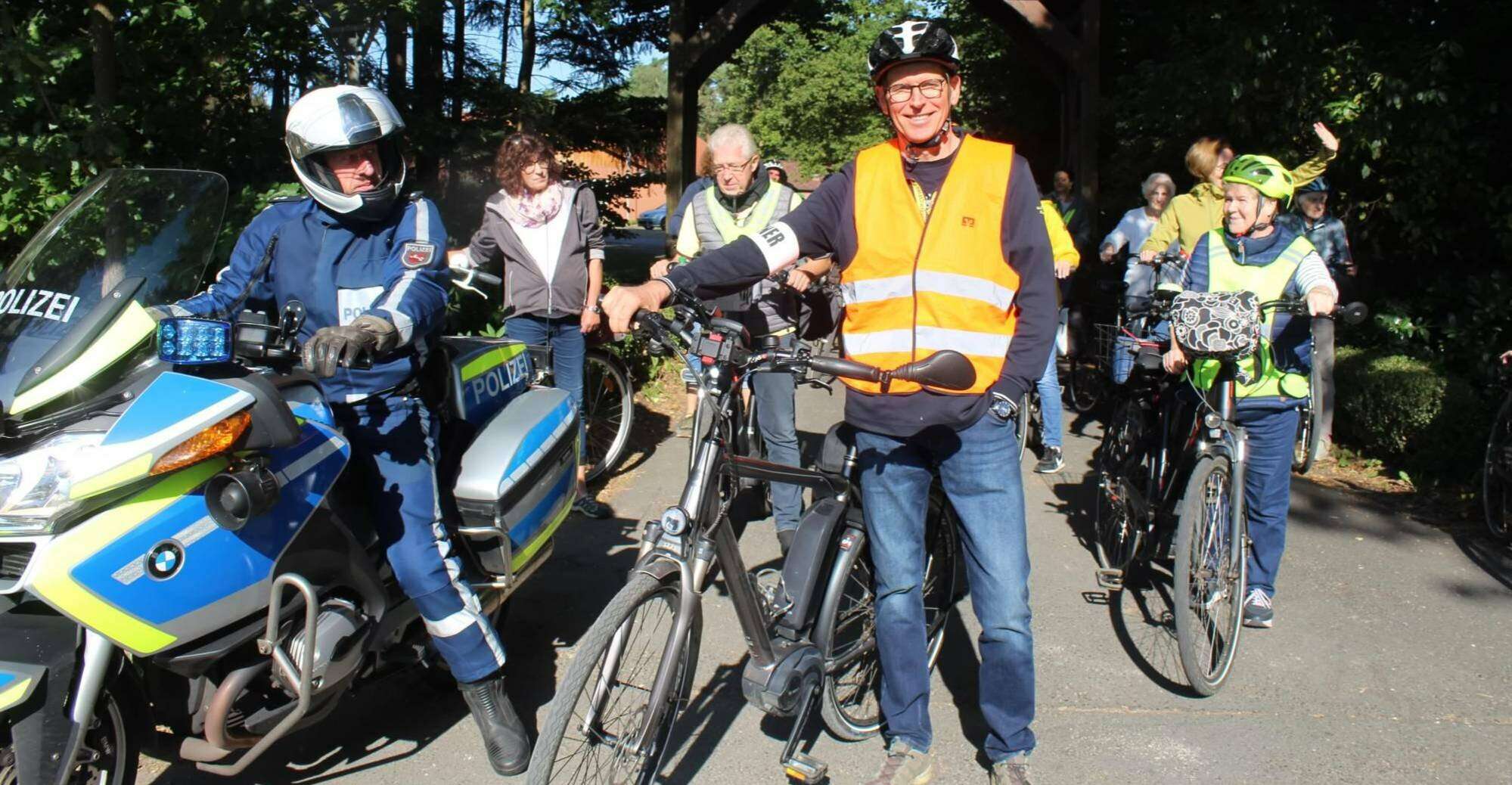 Abfahrt in Jeddingen mit Begleitschutz der Polizei, die rund 160 Teilnehmer auf beiden Seiten zählte.