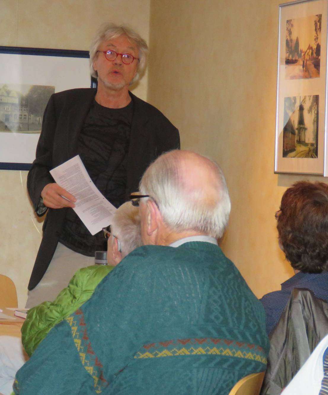 Dr. Joachim Woock (stehend) konnte viel über den Quelkhorner Heinrich Peper berichten. Foto: Elke Keppler-Rosenau