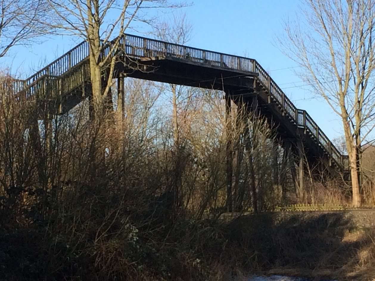 Diese Holzbrücke im Ottersberger Ortsteil Bahnhof muss erhalten bleiben, findet Uwe Dammann von der FGBO. Foto: FGBO