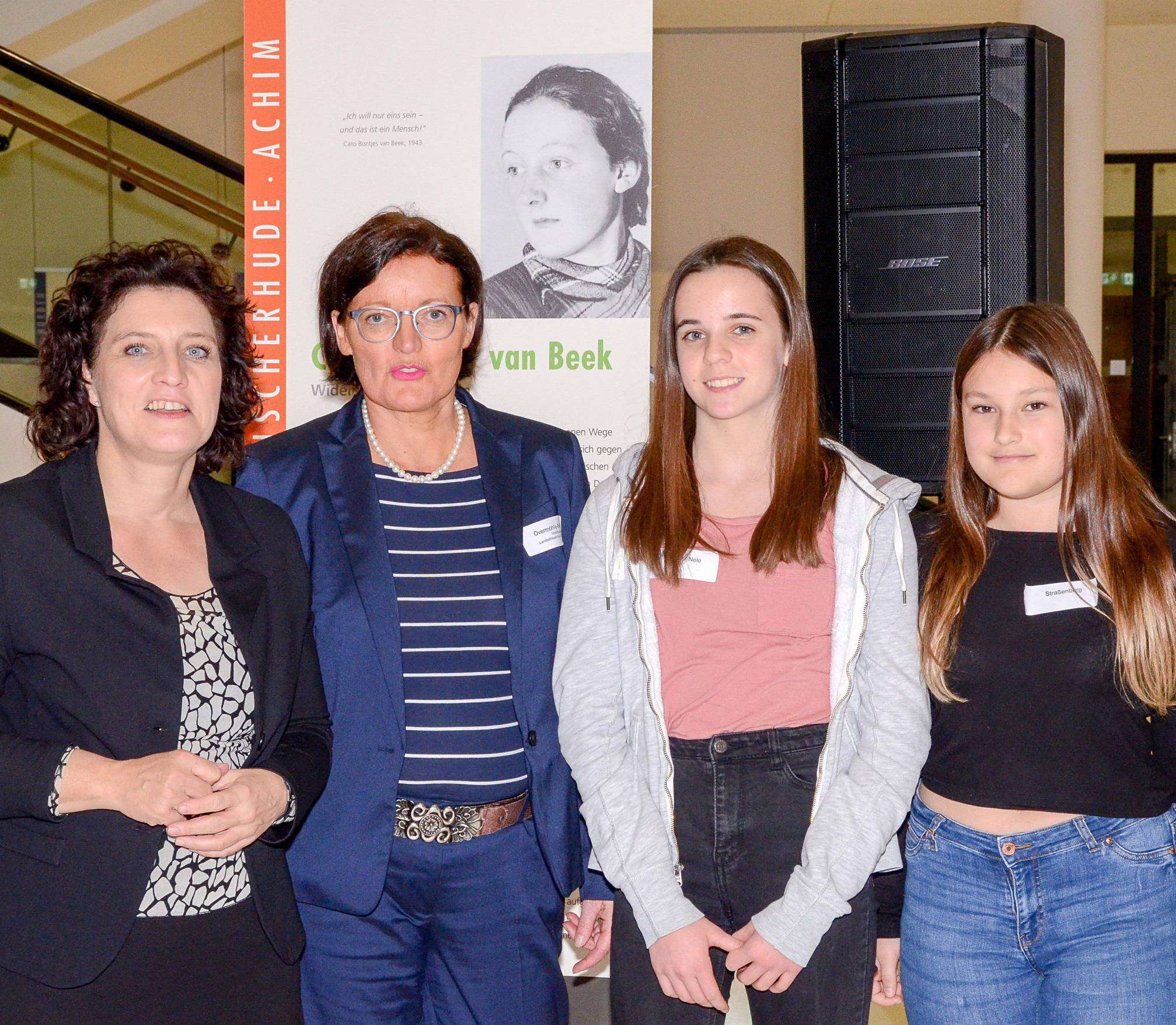 Ministerin Carola Reimann (von links), Vorsitzende des Landesfrauenrates, und Marion Övermöhle-Mühlbach freuen sich mit den Fischerhuder Schülerinnen Nele Meyer und Greta Straßenburg. Foto: Erika Ehlerding