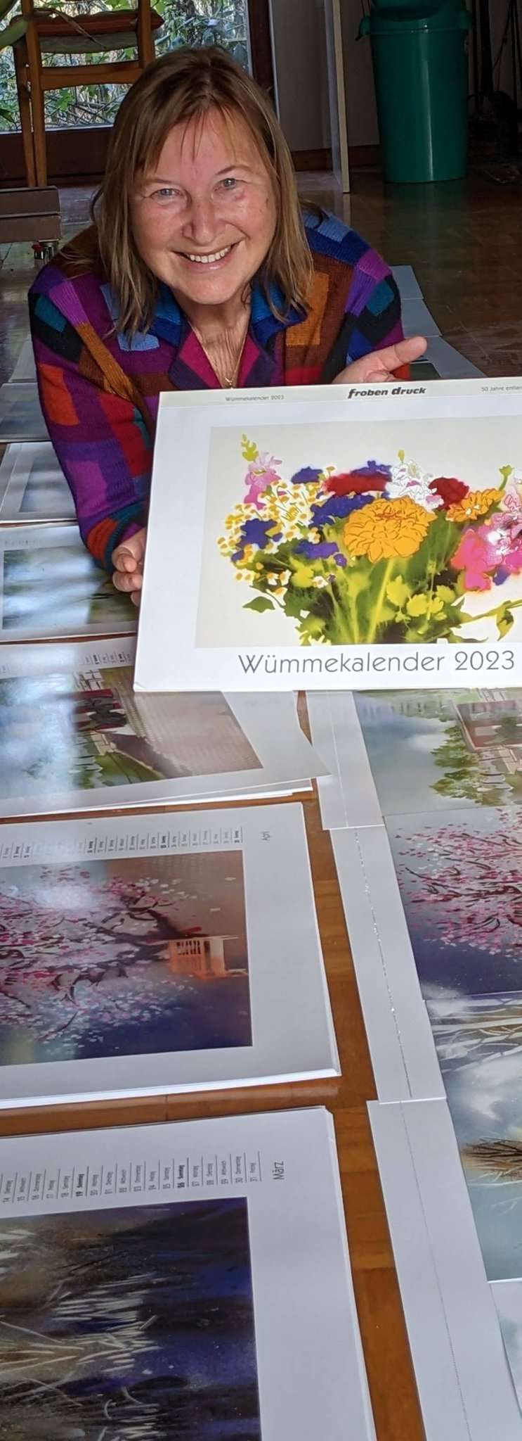 Künstlerin Frauke Beeck hat den 50. und letzten Wümmekalender gestaltet. Auf dem Wohnzimmerparkett in Beecks Elternhaus ausgelegt, ergeben die Motive auf fast fünf Metern Länge ein Endlosbild der Wümmelandschaft im Lauf der Jahreszeiten.