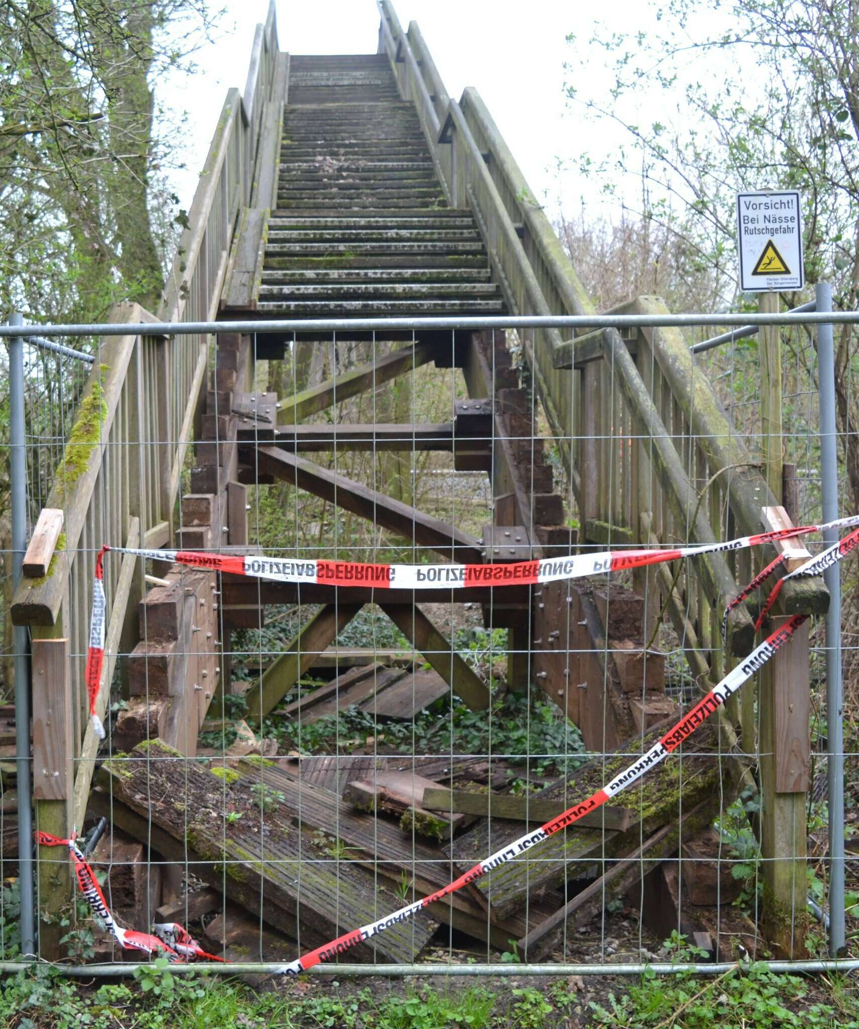 Eine Sanierung der nicht mehr nutzbaren Fußgängerholzbrücke über die Eisenbahnlinie in den Ottersberger Wümmewiesen würde nach gutachterlicher Schätzung 590u200a000 Euro kosten u2013 der Abriss 137u200a000 Euro. Auf Grundlage dieser Zahlen sprach sich jetzt der Ottersberger Ortsrat gegen den Erhalt und für den Abriss der Brücke aus.