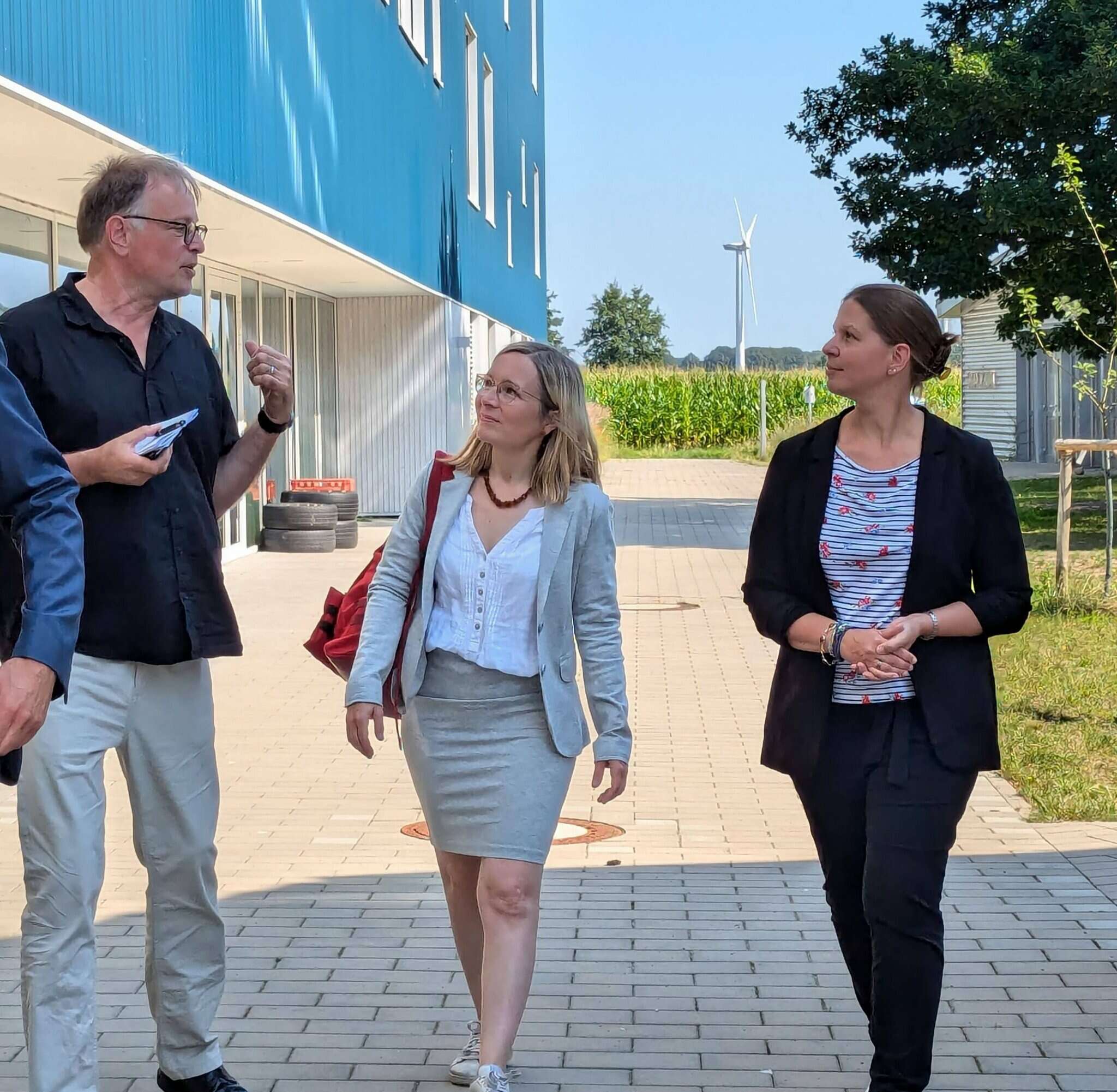 Arbeit und Forschung an der Ottersberger Hochschule für Künste im Sozialen stellt Hochschulleiter Prof. Dr. Ralf Rummel-Suhrcke der Niedersächsischen Regionalministerin Wiebke Osigus (rechts) und der SPD-Landtagsabgeordneten Dörte Liebetruth vor.  