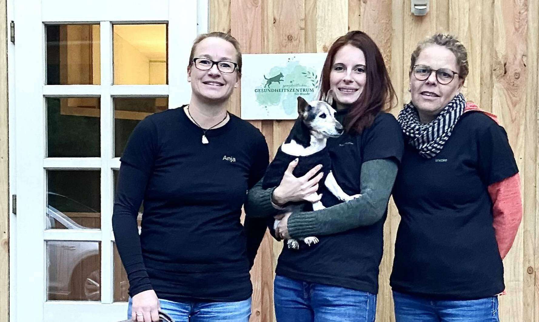 Eröffnen am Freitag in Ottersberg ein Gesundheitszentrum für Hunde: (v.l.) Anja Aßhauer und Sarah-Lena Jaudzin. Wiebke Schornik ergänzt das Team.