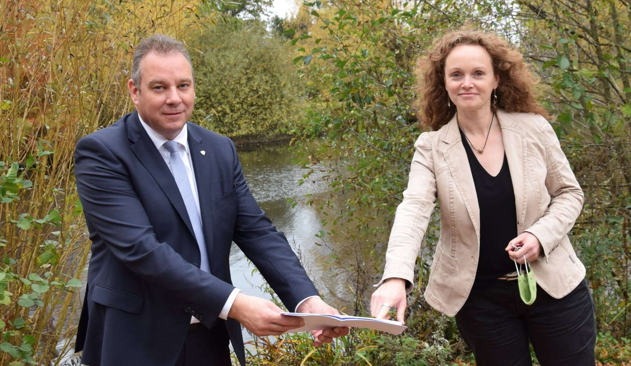 Bundestagsabgeordneter Andreas Mattfeldt und Oytens Bürgermeisterin Sandra Röse freuen sich, dass der Bund Oytens urbane Pläne unterstützt.