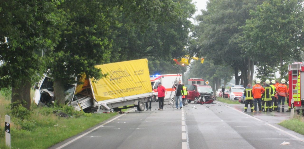 Die Bundesstraße war für Stunden voll gesperrt.