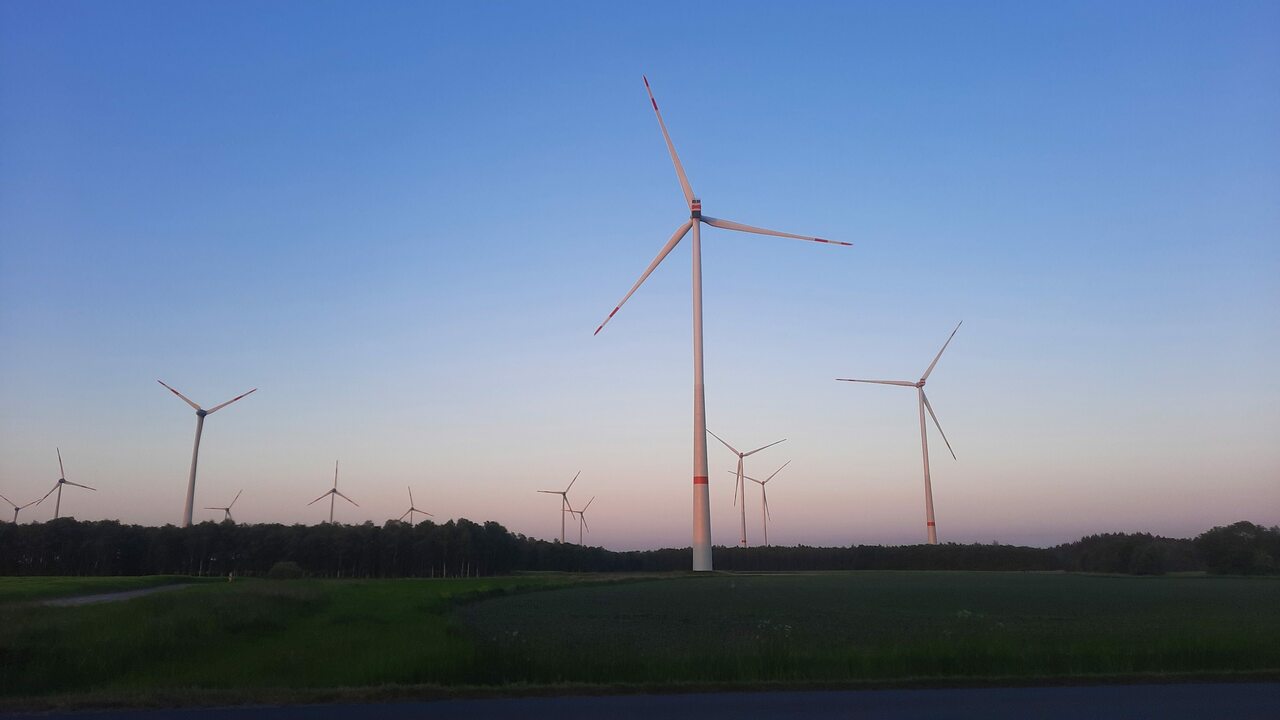 Im Windpark in Brockel behält Windstrom Priorität. Freiflächen Photovoltaik soll aber auch möglich sein. Foto: kreib