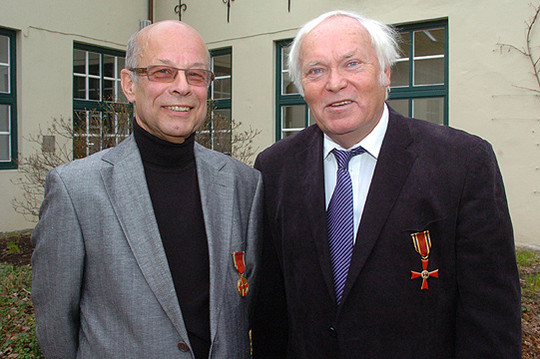 Werner Borgsen (links) und Klaus Volland mit ihren Orden       Foto: van Rahden