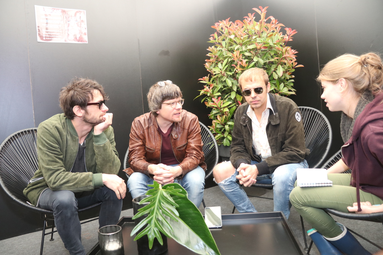 Manuel (von links), Lukas und Ray im Gespräch mit Rundschau-Mitarbeiterin Janila Dierks. Foto: Nina Baucke
