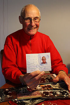 Joachim Schoen mit seinem Schiedsrichter-Ausweis. 50 Jahre stand er mit der Pfeife und der Fahne auf und neben dem Platz Foto: Woyke