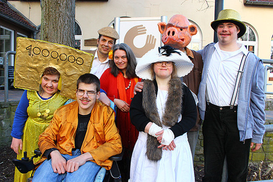 Spaß am Theater: die Schauspieler Annika Schrader, Kai-Uwe Bruns, Rena Huthmann, Werner (mit Maske) und Jussi Deinas sowie die Regisseure Hans-Joachim Reich und Christiane Reich-Ludwig            Foto: Woyke