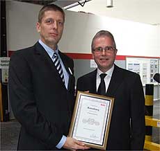 Der Leiter der Werke in Europa und Asien, Herfred Schwarz (rechts), gratulierte dem Rotenburger Werksleiter Bernd Heuves mit einer Urkunde   Foto: Olthoff