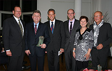 Glückwünsche bei der Wirtschaftspreis-Verleihung (von links): Bürgermeister Detlef Eichinger, Hans-Hinrich Bruns, Joachim Kohlmeyer, Volker Eichler, Heidi Kohlmeyer und RWF-Chef Norbert Behrens                    Foto: Woyke