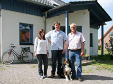 Joachim Cordes (rechts) und Alexander List vor dem Gebäude des Architekturbüros Cordes in Unterstedt, im Bild mitsamt Praktikantin Lisa und Verstärkung durch den Hund des Hauses  Foto: Woyke