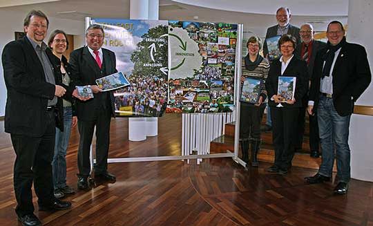 Freuen sich über die gelungene Bewerbung und sind guten Mutes, was den Wettbewerb angeht (von links): Wolfgang Kleine-Limberg, Eva Hannak, Hartmut Leefers, Hella Haase, Joachim Jessat, Gabriele Leefers, Hans Eckert und Detlef Eichinger        Foto: Woyke