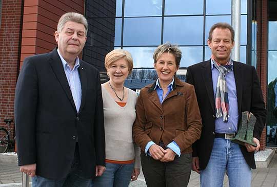 Erste Stadträtin Ute Scholz (Zweite von rechts) zu Gast bei Heidi Kohlmeyer, Joachim Kohlmeyer und Hans-Hinrich Bruns (links). Gemeinsam machen sie auf die Bewerbungsfrist für den Rotenburger Wirtschaftspreis aufmerksam   Foto: Woyke