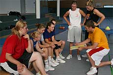 Trainer Roland Senger erläutert seinen Schützlingen mithilfe eines Taktikboards, welche Spielzüge er von ihnen erwartet     (Foto: Ricci)