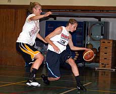 Bis zu acht Mal in der Woche wird trainiert, reines Krafttraining nicht mitgezählt. Im Bild: Mascha Treblin (links) und Hannah Pakulat aus dem Erstliga-Kader der BG u201989              Foto: Ricci