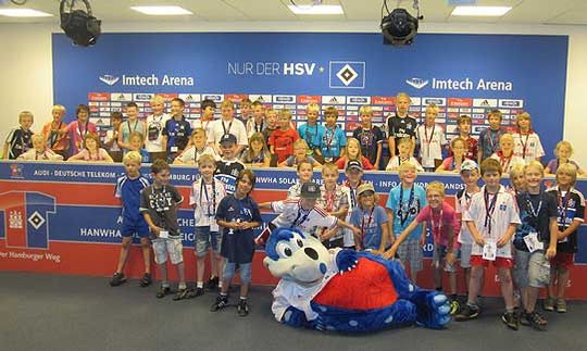 HSV-Maskottchen Hermann posierte mit den Sittenser Kinder im Pressekonferenzraum für ein Foto