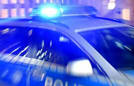 78Jähriger prallt nach Unfall gegen Hauswand und muss befreit werden