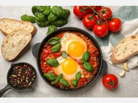 Shakshuka auf Italienisch Tomate und Mozzarella bringen die Sonne auf den Teller
