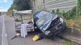 Anhänger deutlich überladen Fahrzeug crasht auf Autobahn gegen Schutzwand