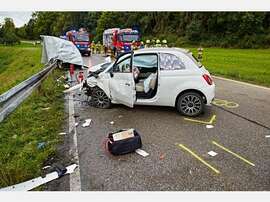 Schwerer Unfall Zwei Teenager sterben sofort  junge Frau schwer verletzt