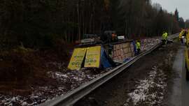 Sattelzug überschlägt sich bei Schnee auf der A7  Fahrer stirbt