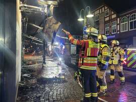 Illegale Böllerei vor Silvester Polizei und Feuerwehr rücken mehrfach aus  Frau verletzt