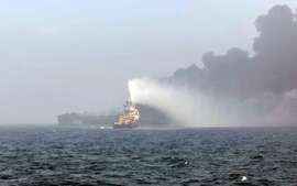 Niedersächsische Hilfe für brennenden Tanker vor britischer Nordseeküste  Öljäger aus Cuxhaven auf Abruf bereit